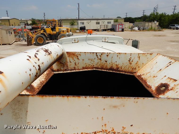 image for item DC5952 1992 Ford LN8000 tank truck