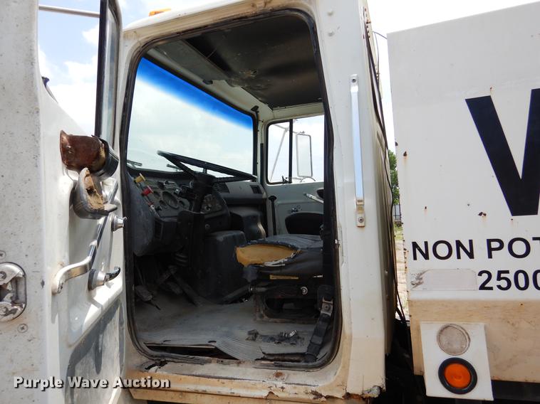 image for item DC5952 1992 Ford LN8000 tank truck