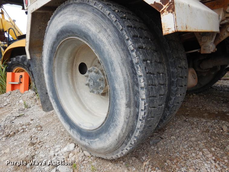 image for item DC5952 1992 Ford LN8000 tank truck