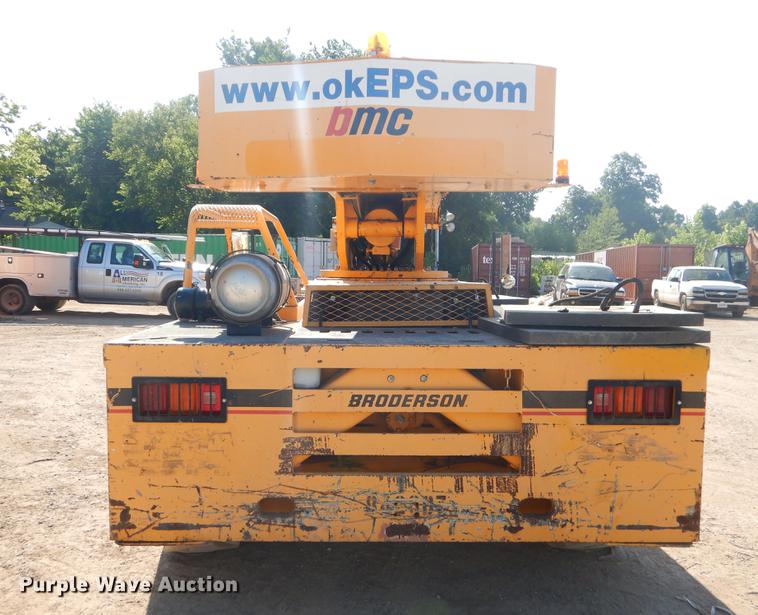 image for item DD5231 2006 Broderson IC-200-3F crane