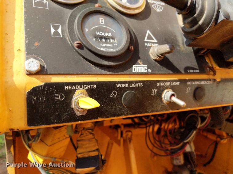 image for item DD5231 2006 Broderson IC-200-3F crane