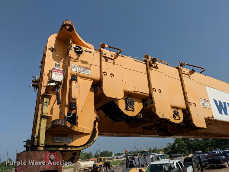 image for item DD5231 2006 Broderson IC-200-3F crane