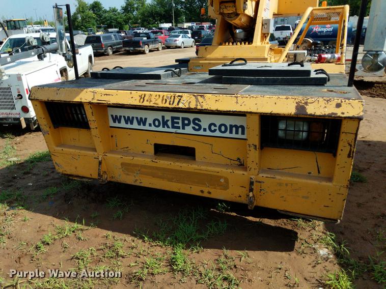 image for item DD5231 2006 Broderson IC-200-3F crane