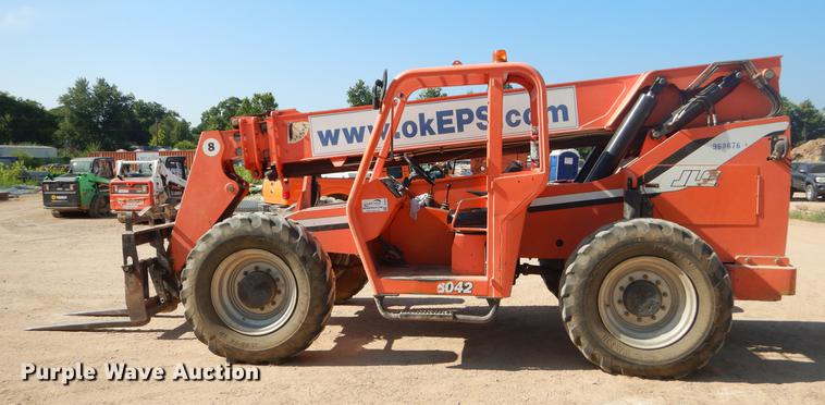 image for item DD5232 2007 SkyTrak 8042 telehandler
