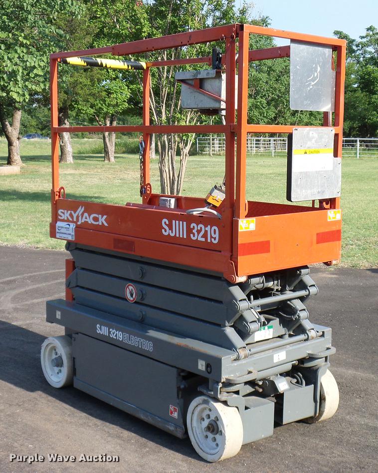 image for item DD8293 2009 Skyjack SJIII 3219 scissor lift