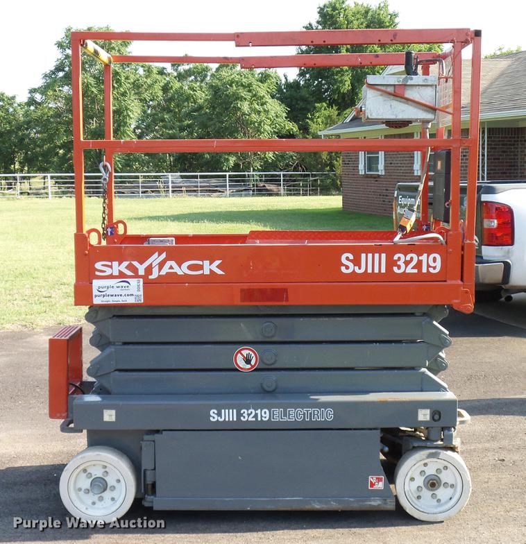 image for item DD8293 2009 Skyjack SJIII 3219 scissor lift