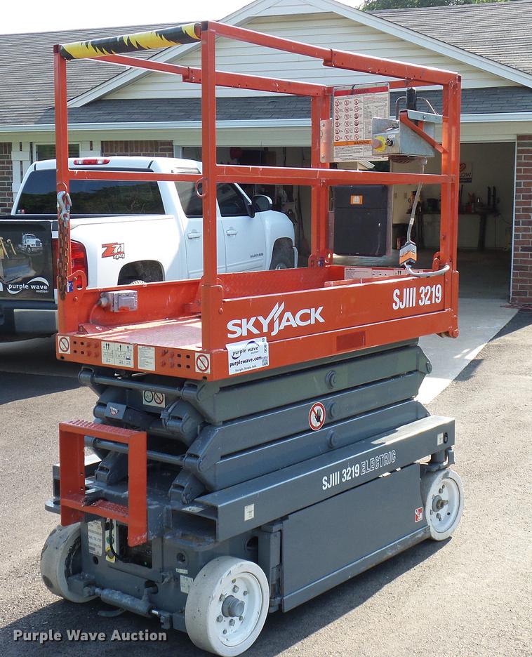 image for item DD8293 2009 Skyjack SJIII 3219 scissor lift