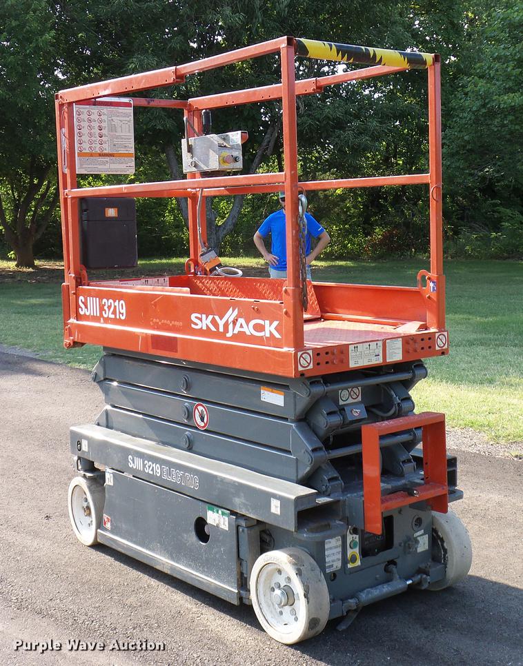 image for item DD8293 2009 Skyjack SJIII 3219 scissor lift