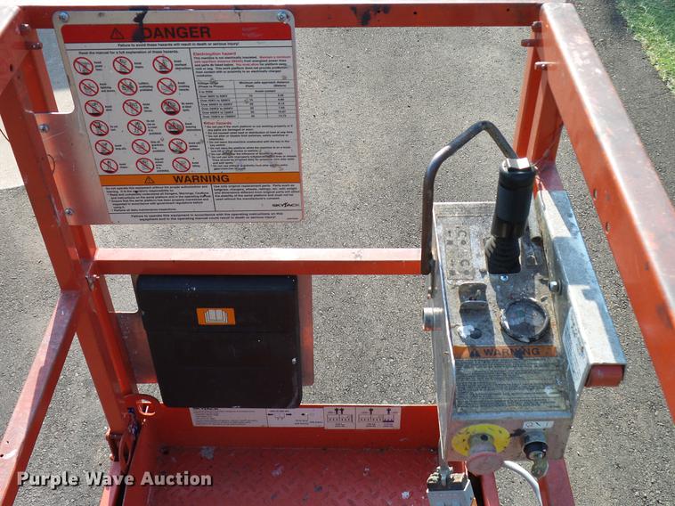 image for item DD8293 2009 Skyjack SJIII 3219 scissor lift