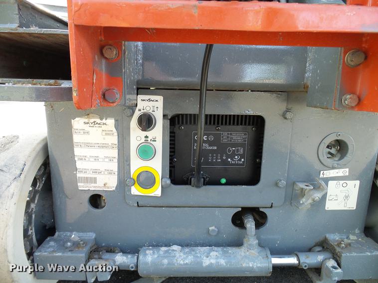 image for item DD8293 2009 Skyjack SJIII 3219 scissor lift