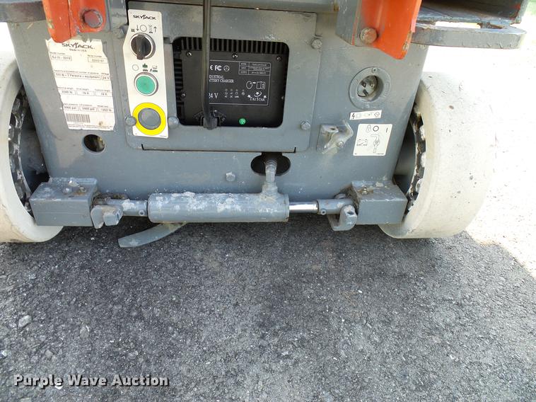 image for item DD8293 2009 Skyjack SJIII 3219 scissor lift