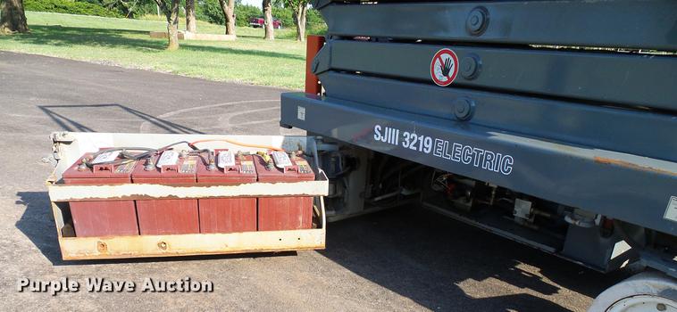 image for item DD8293 2009 Skyjack SJIII 3219 scissor lift