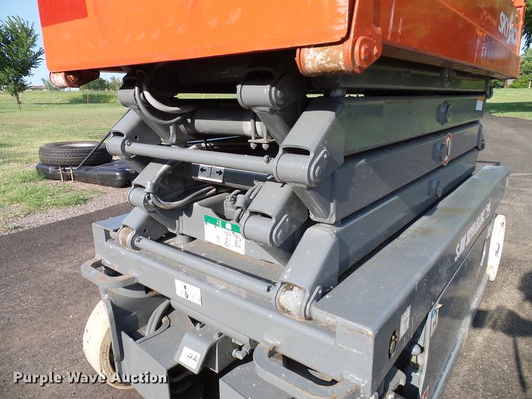 image for item DD8293 2009 Skyjack SJIII 3219 scissor lift