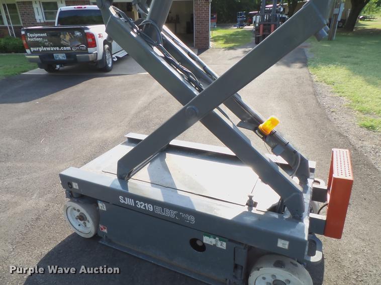 image for item DD8293 2009 Skyjack SJIII 3219 scissor lift