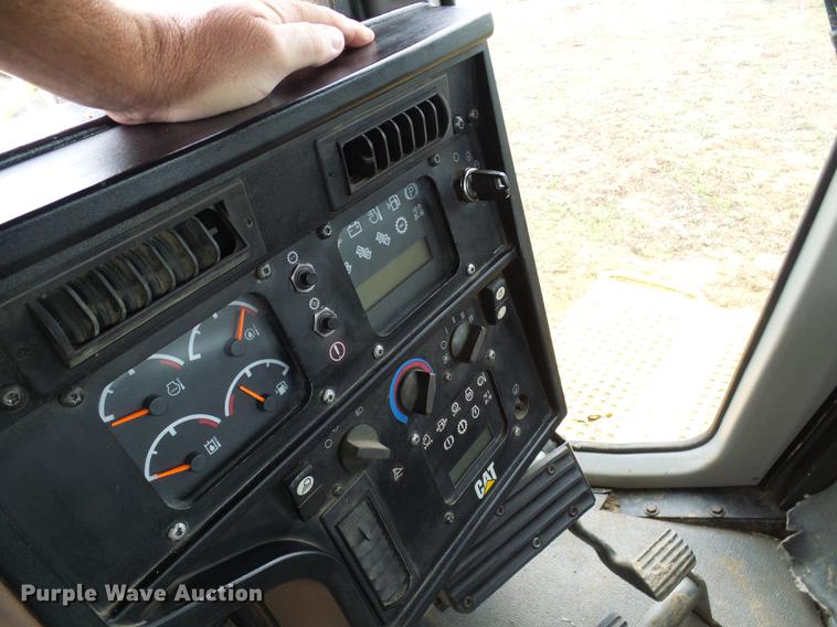 image for item DD8571 2006 Caterpillar D6R XL Series III dozer