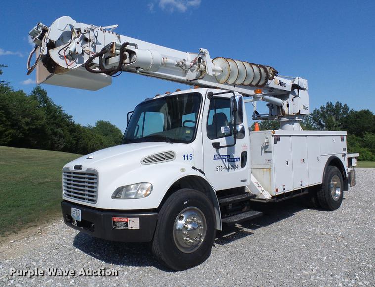 image for item DD8606 2004 Freightliner Business Class M2 digger derrick truck