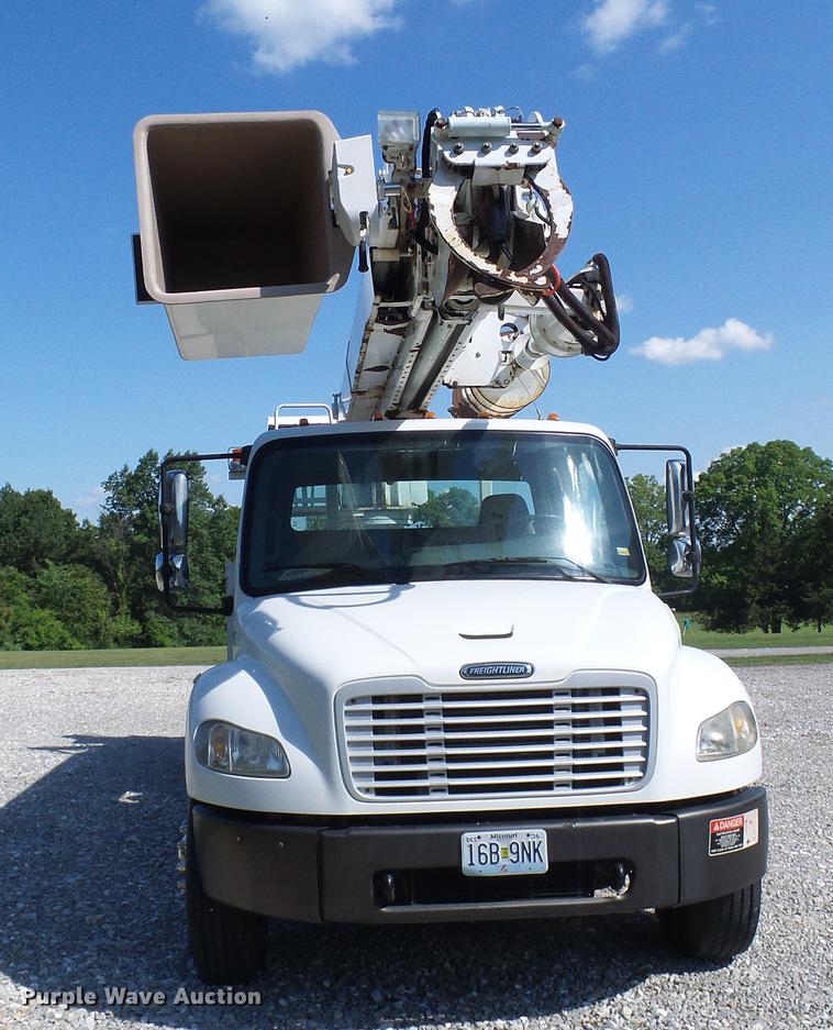 image for item DD8606 2004 Freightliner Business Class M2 digger derrick truck