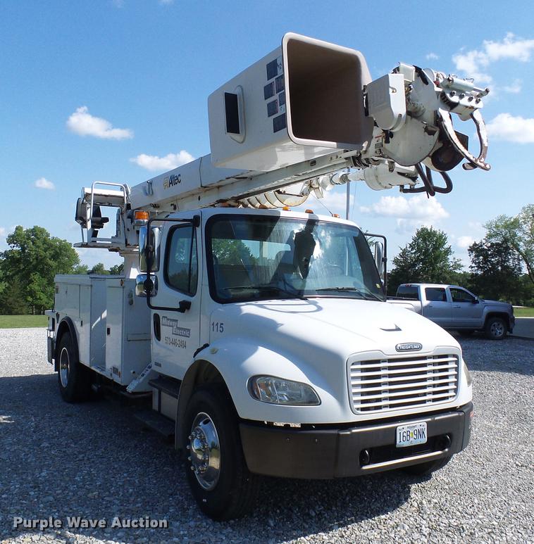 image for item DD8606 2004 Freightliner Business Class M2 digger derrick truck