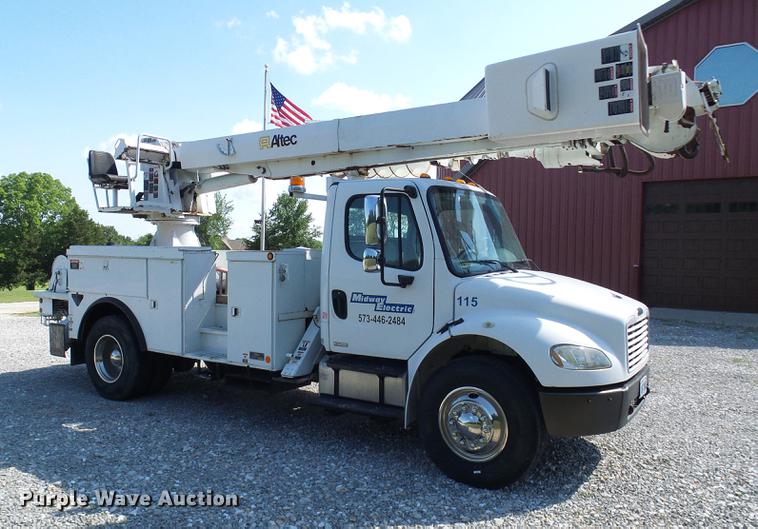 image for item DD8606 2004 Freightliner Business Class M2 digger derrick truck