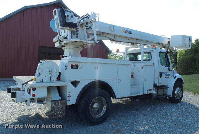 image for item DD8606 2004 Freightliner Business Class M2 digger derrick truck