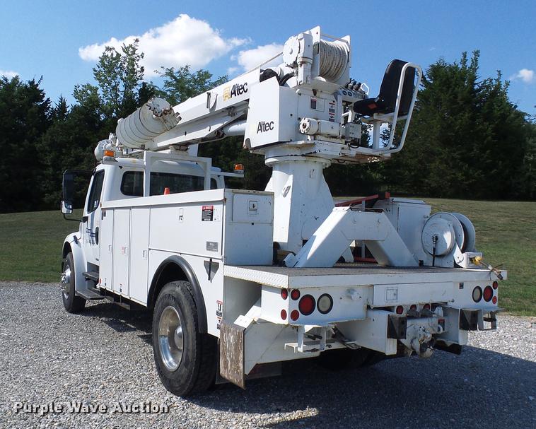 image for item DD8606 2004 Freightliner Business Class M2 digger derrick truck