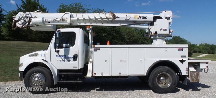 image for item DD8606 2004 Freightliner Business Class M2 digger derrick truck