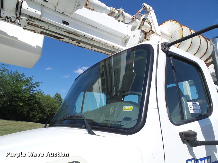 image for item DD8606 2004 Freightliner Business Class M2 digger derrick truck