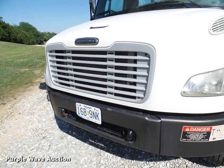 image for item DD8606 2004 Freightliner Business Class M2 digger derrick truck