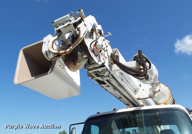 image for item DD8606 2004 Freightliner Business Class M2 digger derrick truck