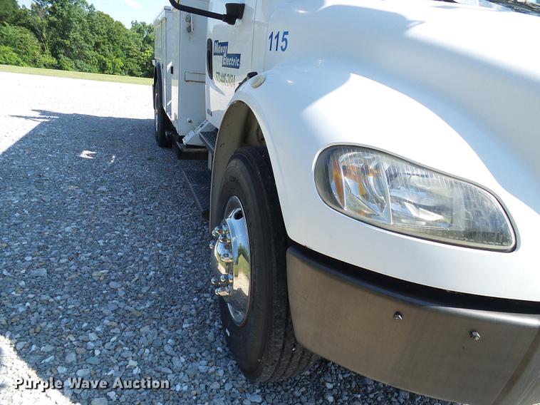 image for item DD8606 2004 Freightliner Business Class M2 digger derrick truck