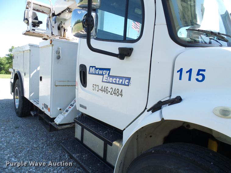 image for item DD8606 2004 Freightliner Business Class M2 digger derrick truck