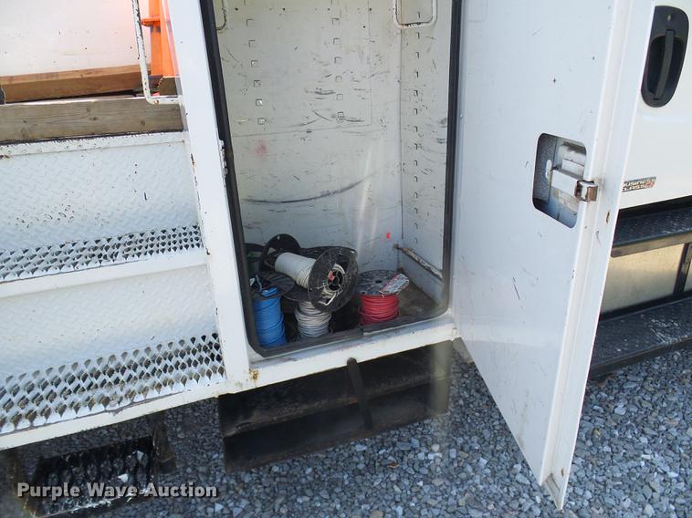 image for item DD8606 2004 Freightliner Business Class M2 digger derrick truck