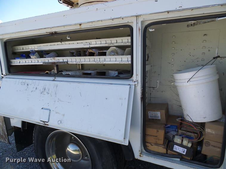 image for item DD8606 2004 Freightliner Business Class M2 digger derrick truck