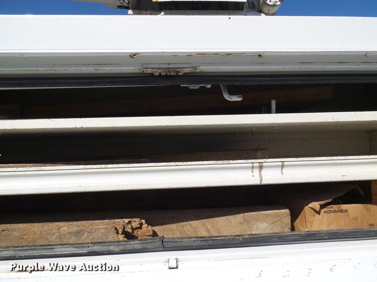 image for item DD8606 2004 Freightliner Business Class M2 digger derrick truck