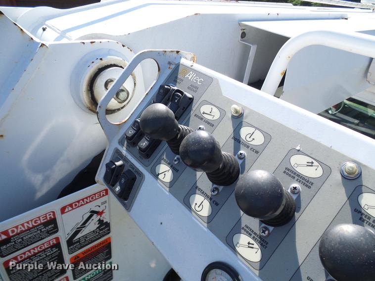 image for item DD8606 2004 Freightliner Business Class M2 digger derrick truck