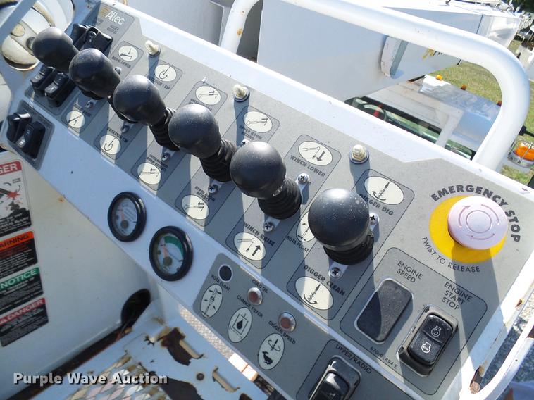 image for item DD8606 2004 Freightliner Business Class M2 digger derrick truck