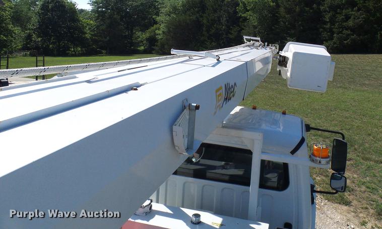 image for item DD8606 2004 Freightliner Business Class M2 digger derrick truck