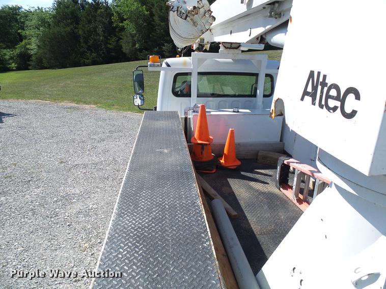 image for item DD8606 2004 Freightliner Business Class M2 digger derrick truck