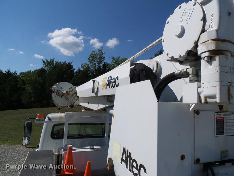 image for item DD8606 2004 Freightliner Business Class M2 digger derrick truck