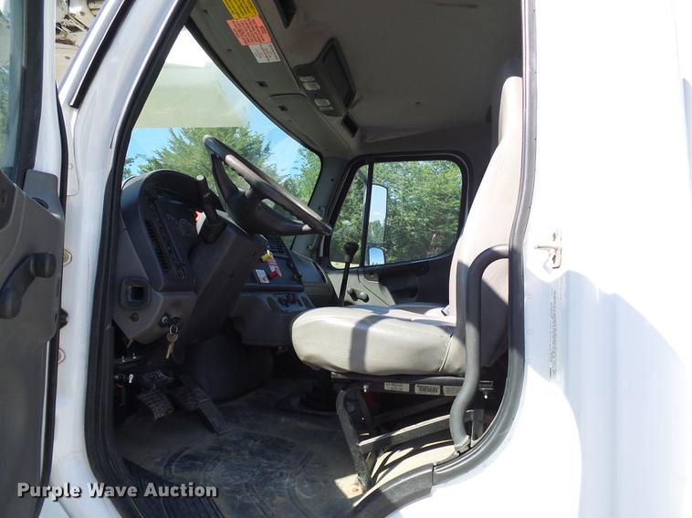 image for item DD8606 2004 Freightliner Business Class M2 digger derrick truck