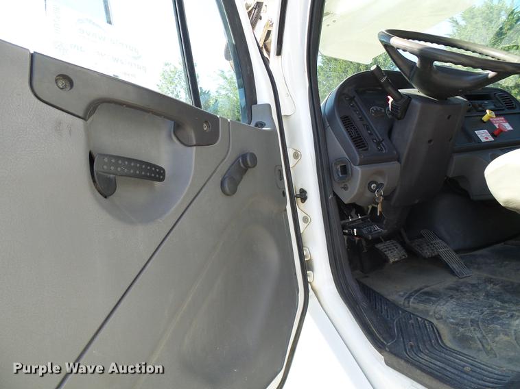 image for item DD8606 2004 Freightliner Business Class M2 digger derrick truck