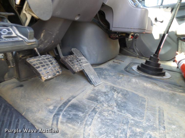 image for item DD8606 2004 Freightliner Business Class M2 digger derrick truck