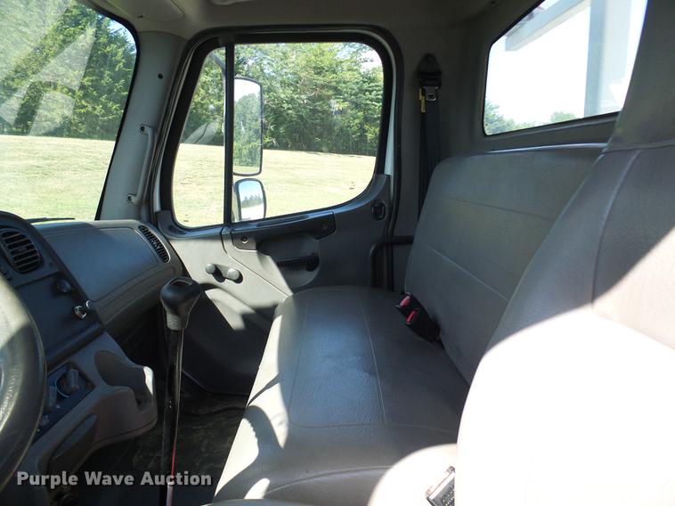 image for item DD8606 2004 Freightliner Business Class M2 digger derrick truck