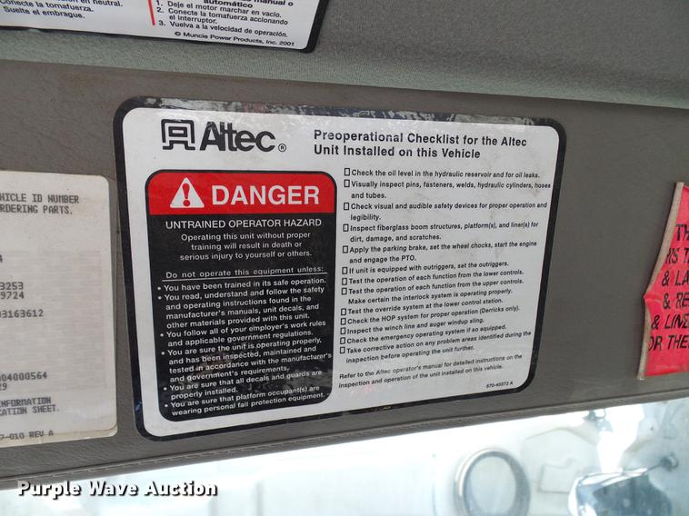 image for item DD8606 2004 Freightliner Business Class M2 digger derrick truck