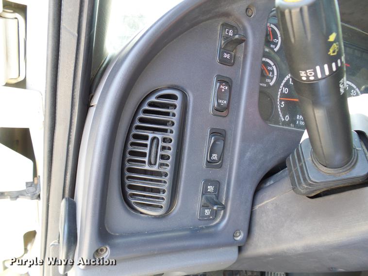 image for item DD8606 2004 Freightliner Business Class M2 digger derrick truck