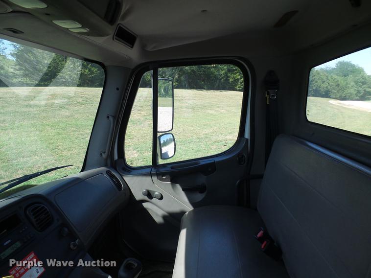 image for item DD8606 2004 Freightliner Business Class M2 digger derrick truck