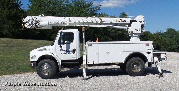 image for item DD8606 2004 Freightliner Business Class M2 digger derrick truck