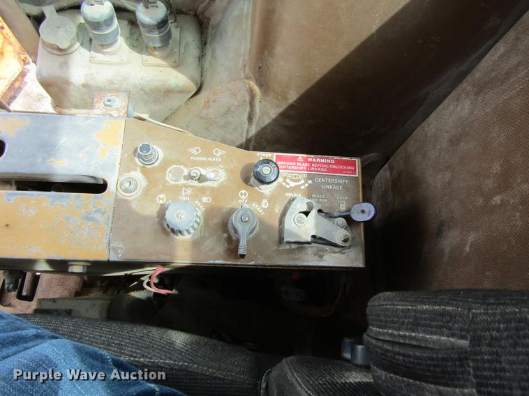 image for item DF3826 1983 Caterpillar 140G motor grader