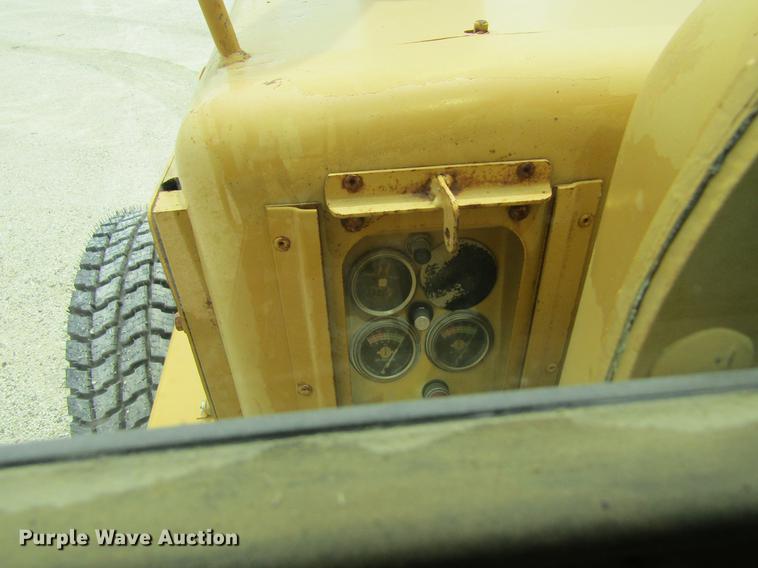 image for item DF3826 1983 Caterpillar 140G motor grader