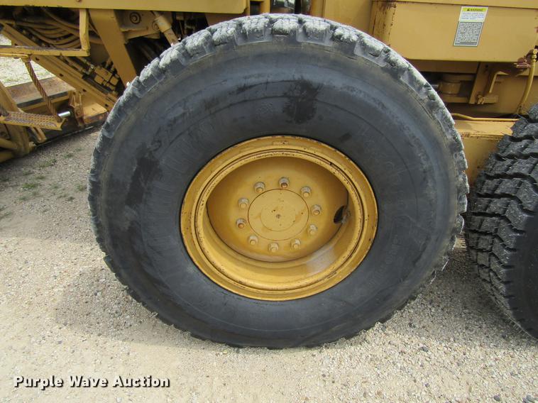 image for item DF3826 1983 Caterpillar 140G motor grader